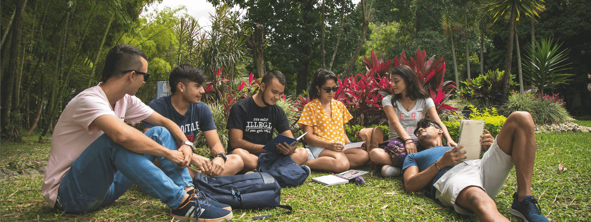 Estudiantes hablando sobre el césped en el campus de la Universidad de Ibagué
